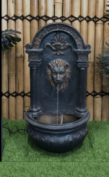 A Water fountain featuring a lion